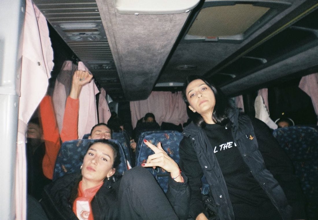 handebaladinvip's tweet photo. Havaya kalkan ayaklar, ısmarlanan kahveler, Hande tarafından ansızın alınan piyano ve daha niceleri 😛 Elif Şahin’in kadrajından karelerle 👇🏽

AwayBlog #1 Lajkovac / Sırbistan hikayesini okumak için https://t.co/KvU7d9lK4j… adresine gidebilirsiniz. #handebaladın | @handebaladin https://t.co/PXWghZndlM