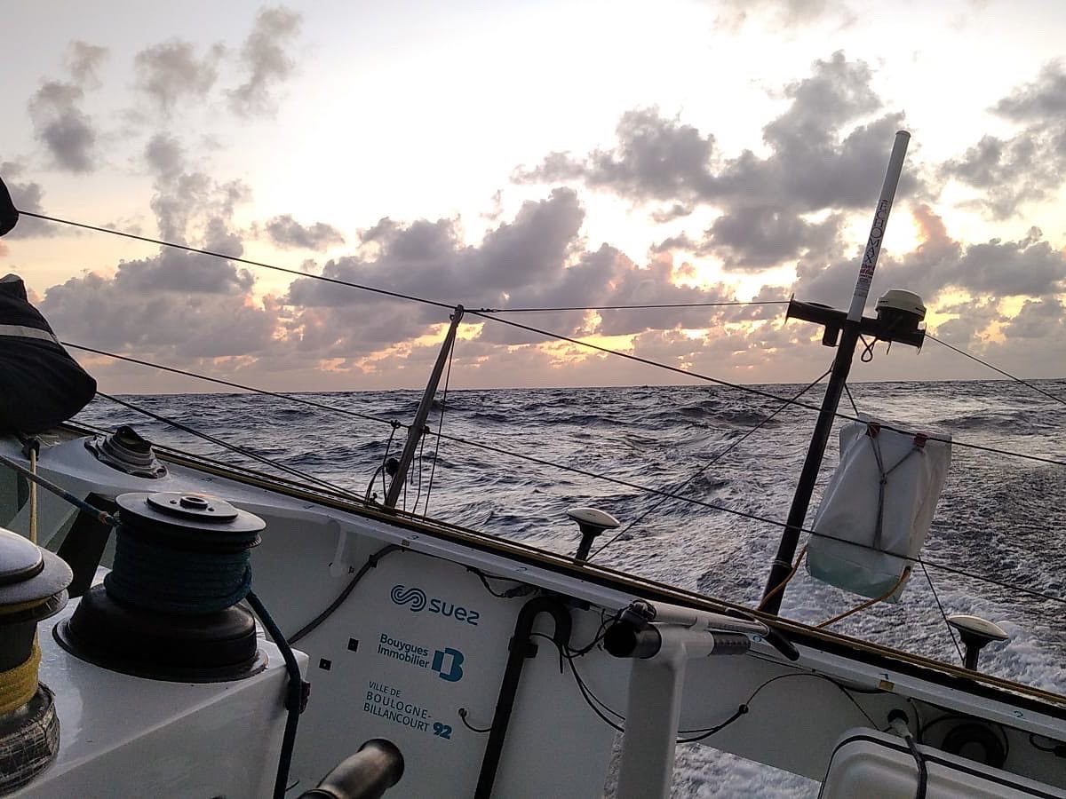 📸 [ Día 20 ] ¡Buenos días! Puede que este sea nuestro último amanecer a bordo del #TimeForOceans 🌅 

@stephlediraison @TransatJV @FIGroupES @FigroupFR 

#transatjacquesvabre #routeducafe #imoca #imocaglobeseriess