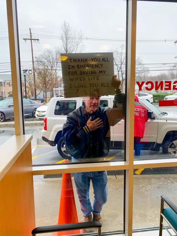 🇺🇸 Aux États-Unis, cet homme a écrit sur une pancarte un message de remerciement adressé aux soignants qui ont sauvé la vie de son épouse ! ❤️