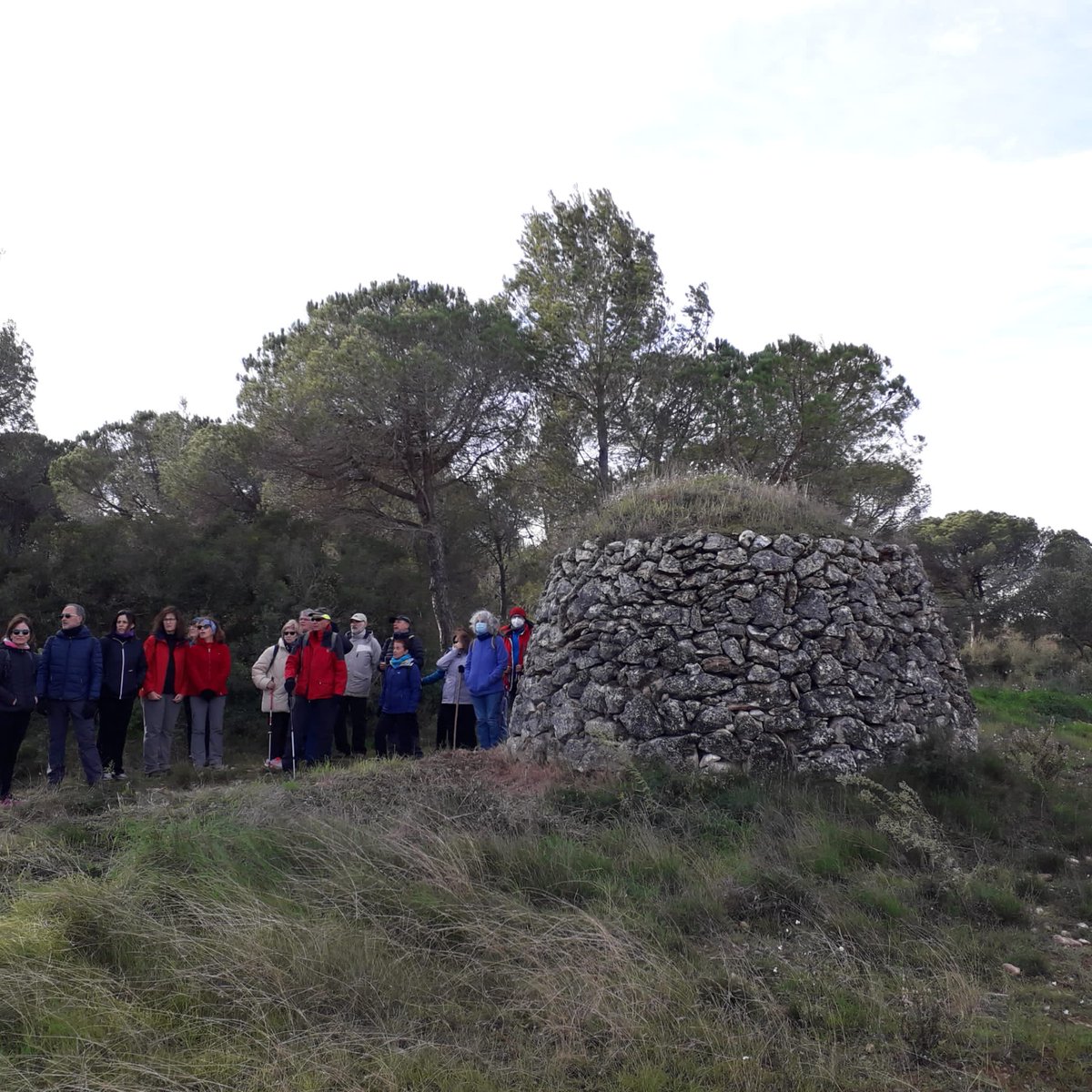Matí de re/descoberta de les barraques de #pedraseca d'Olèrdola. Gràcies a la guia i el coneixement del Joan Domènech del <a href="/CEP_Penedes/">Centre Exc Penedès</a> descobrirem aquest patrimoni restaurat pel grup d'amics de la pedra seca del #CEP. Comencem per la Barraca del Xiprers, Barraca del Tonet...