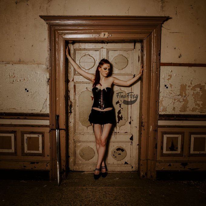 Darf ich heute mal wieder deine Schildmaid sein?  Ich kann auch gut mit dem Schwert umgehen 😉  #lostplacesgermany<a href="/tag/redhead"class="tags"><span>#redhead</span></a><a href="/tag/redhair"class="tags"><span>#redhair</span></a><a href="/tag/photoshooting"class="tags"><span>#photoshooting</span></a><a href="/tag/medieval"class="tags"><span>#medieval</span></a><a href="/tag/fotografie"class="tags"><span>#fotografie</span></a>