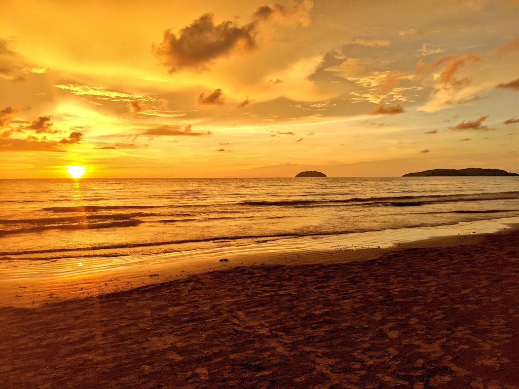 ReflectiveEd_'s tweet photo. Borneo sunsets are quite special. No filter on this at all! Teaching definitely has some perks... #EdChat #edutwitter #AisaEd https://t.co/TXfS3x9jiJ