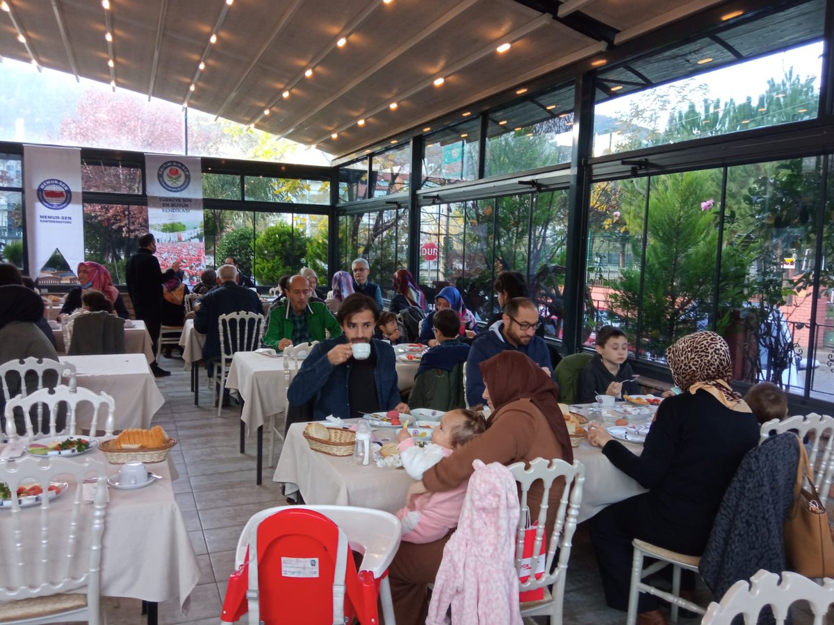 DevrekEbs's tweet photo. Devrek Egitim-Bir-Sen olarak bugün üyelerimizle ve misafirlerimizle Devrek öretmenevinde kahvaltı yaptık. Katılım çok yoğundu,bizi yalnız bırakmayan tüm üyelerimize teşekkür ederiz. @DevrekEbs @ebszonguldak @_aliyalcin_ @AlaplEbs @EgitimBirSen @KdzEbs @EbsCaycuma @Ebsgokcebey https://t.co/4I987fEyhV