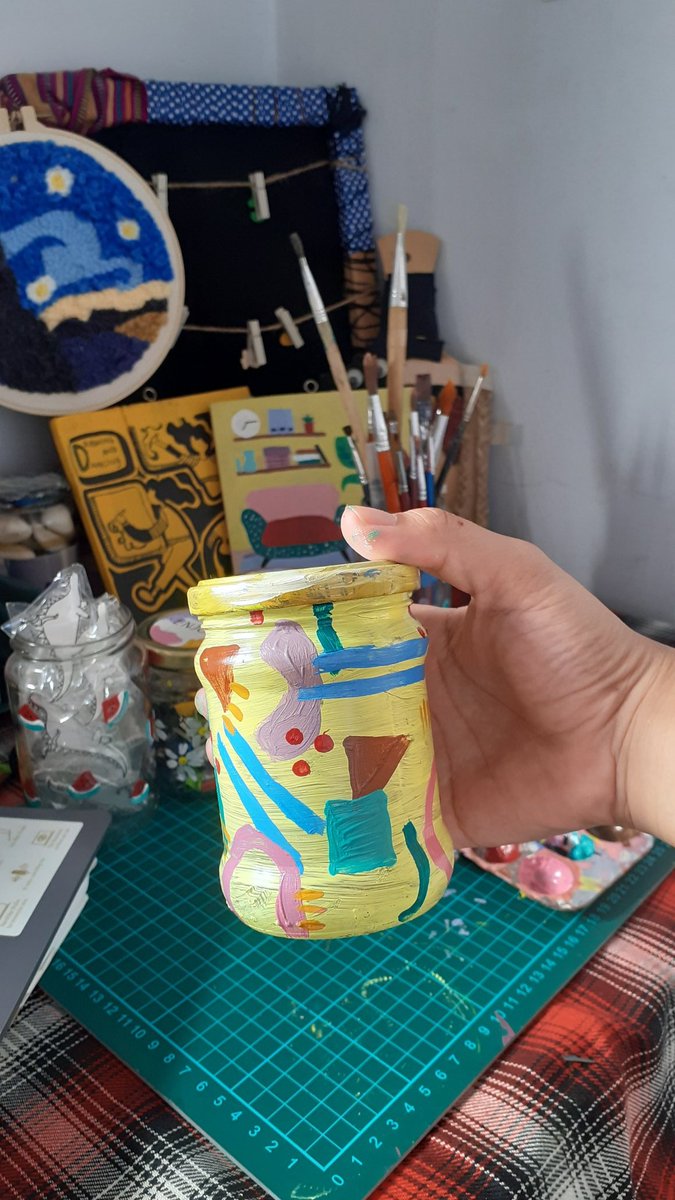 rfkdwi's tweet photo. #fikasdiy 
Hari ini lukis di jar buat naro pins, sticker,dan paperclip

Huhu pinned diy yg lama keapus😭😭 https://t.co/VSpfhhmHqS
