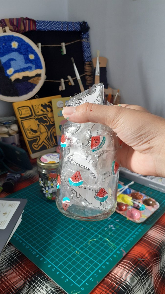 rfkdwi's tweet photo. #fikasdiy 
Hari ini lukis di jar buat naro pins, sticker,dan paperclip

Huhu pinned diy yg lama keapus😭😭 https://t.co/VSpfhhmHqS