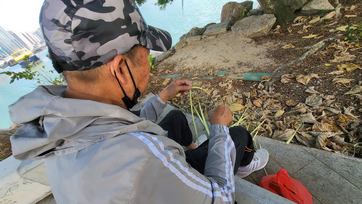 NixieLAM's tweet photo. how cute!!! This uncle just sits here looking out the promenade n chilling with his amazing work. I got A grasshopper as a gift! And he told me i hv to spray some water over it to make sure it doesn't cripple too early. Made my day! #littlethingsthatmatters #HongKong https://t.co/tb7odZQOme
