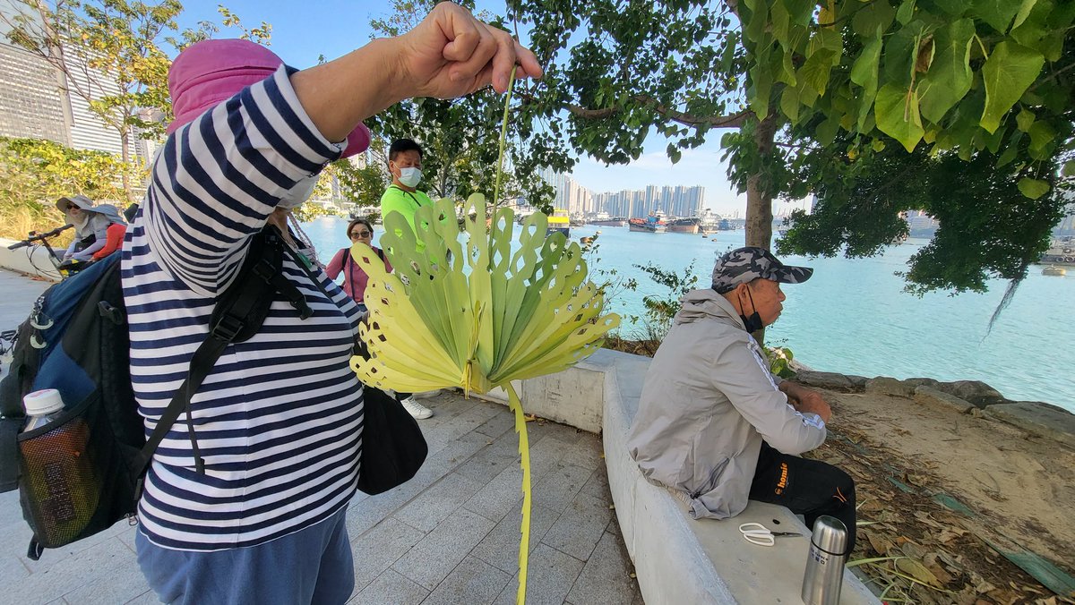 NixieLAM's tweet photo. how cute!!! This uncle just sits here looking out the promenade n chilling with his amazing work. I got A grasshopper as a gift! And he told me i hv to spray some water over it to make sure it doesn't cripple too early. Made my day! #littlethingsthatmatters #HongKong https://t.co/tb7odZQOme