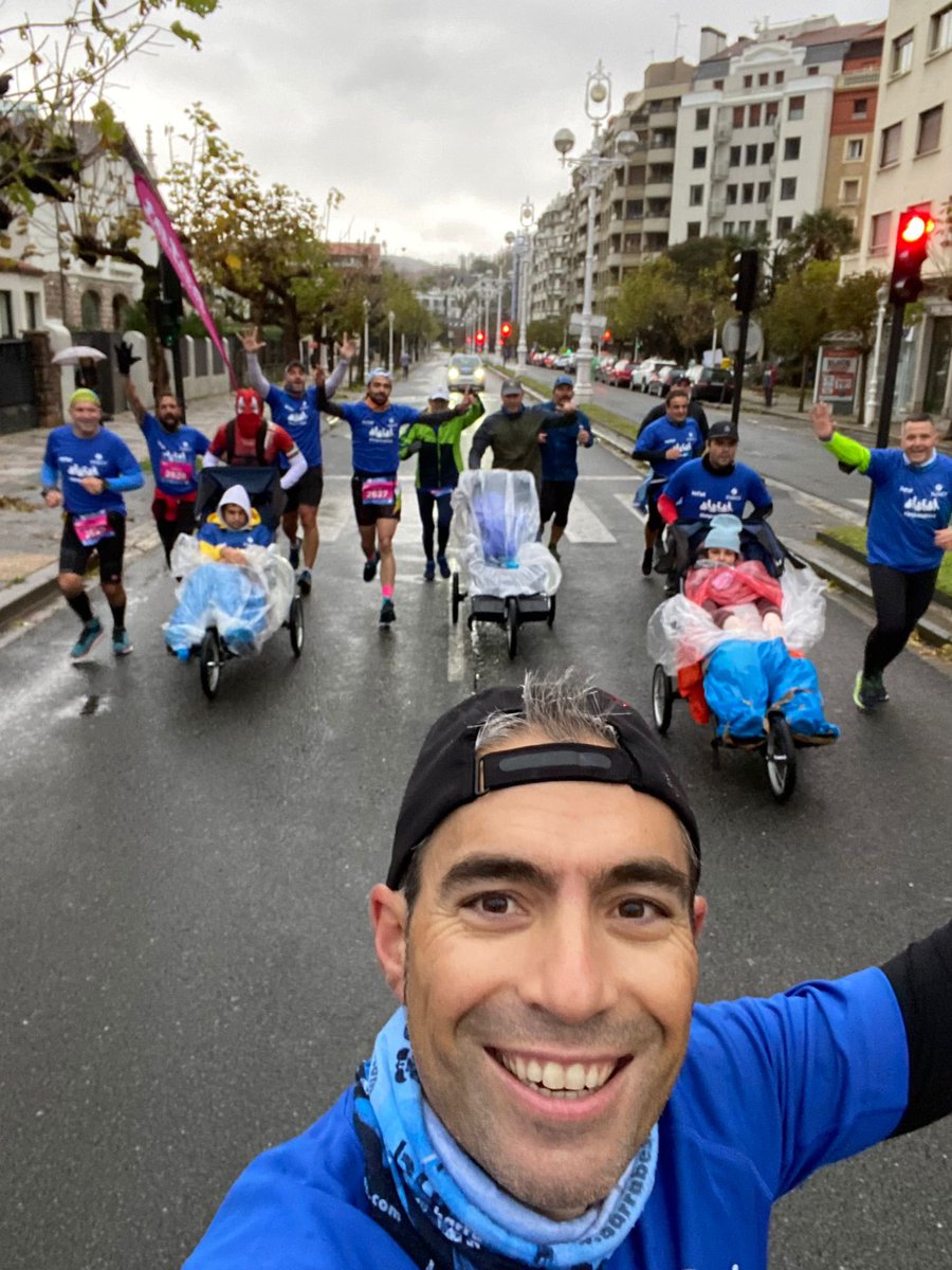 AEF_AT's tweet photo. 💪🏼💪🏼☔️Incluso con lluvia!!! Súper Equipo @zurichseguros Aefat!!!
👩🏻🦽🧑🏽🦽🏃🏽♀️🏃♂️Ahora en la @maratonsansebastian!!
💕Ayúdanos a investigar la #ataxiatelangiectasia donando en https://t.co/3N6EtBc4Ky y Bizum al 01274
#zurichmaratondonostia #aefat #correfrenalaat #running #donostia https://t.co/WooRYHzZwy