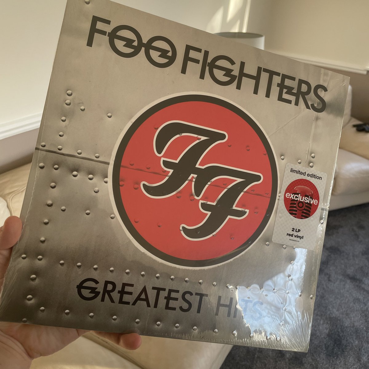 FooFightersUK's tweet image. Christmas has come early! Our copy of the limited edition red vinyl FOO FIGHTERS - GREATEST HITS from @Target is here! #vinylcollection #foofighters
