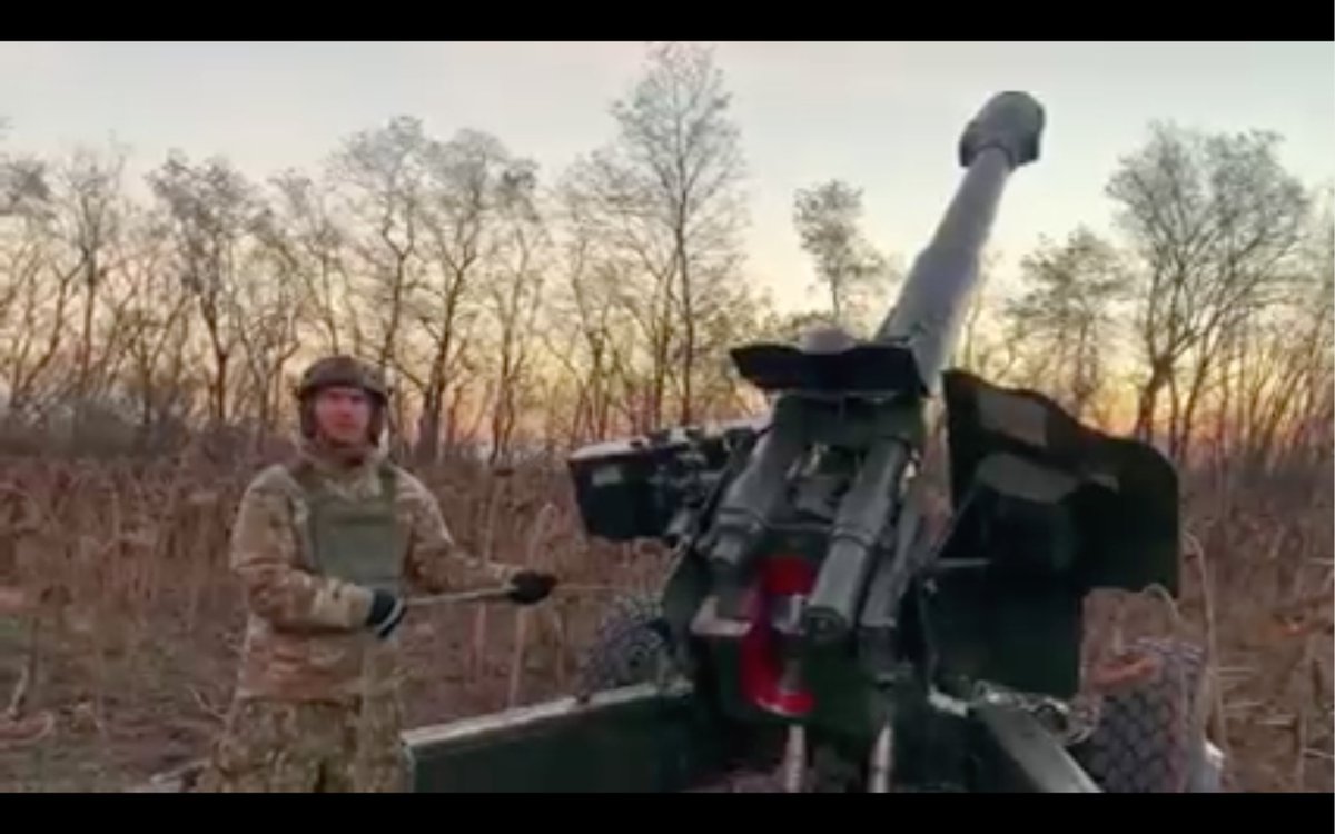 DeanoBeano1's tweet photo. 1/2 Video footage has emerged of Ukrainian journalist Yuri Butusov.  On it, Butusov, who is not an active serviceman of the Armed Forces of Ukraine, fires a 152mm D-20 howitzer at the positions of the militia, which he himself declares.  #Donbass https://t.co/OAZSTtJ2i6