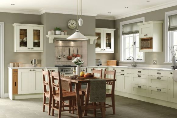 When its cold and frosty outside, you don't need an excuse for a lazy Sunday morning. Enjoy some family time in the heart of the home with a warm breakfast to start the day.
#kitchen #breakfast #family #home #kitchendesign #sundayvibes #homedecor