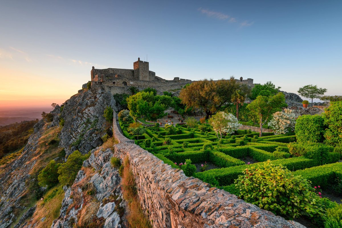 【 の風景】 ポルトガル東部、スペインとの国境付近に位置する小さな村。2000年以上の歴史を持ち、”岩山にある秘境の村”、”白い村”、”鷲の巣”などと呼ばれ親しまれている。