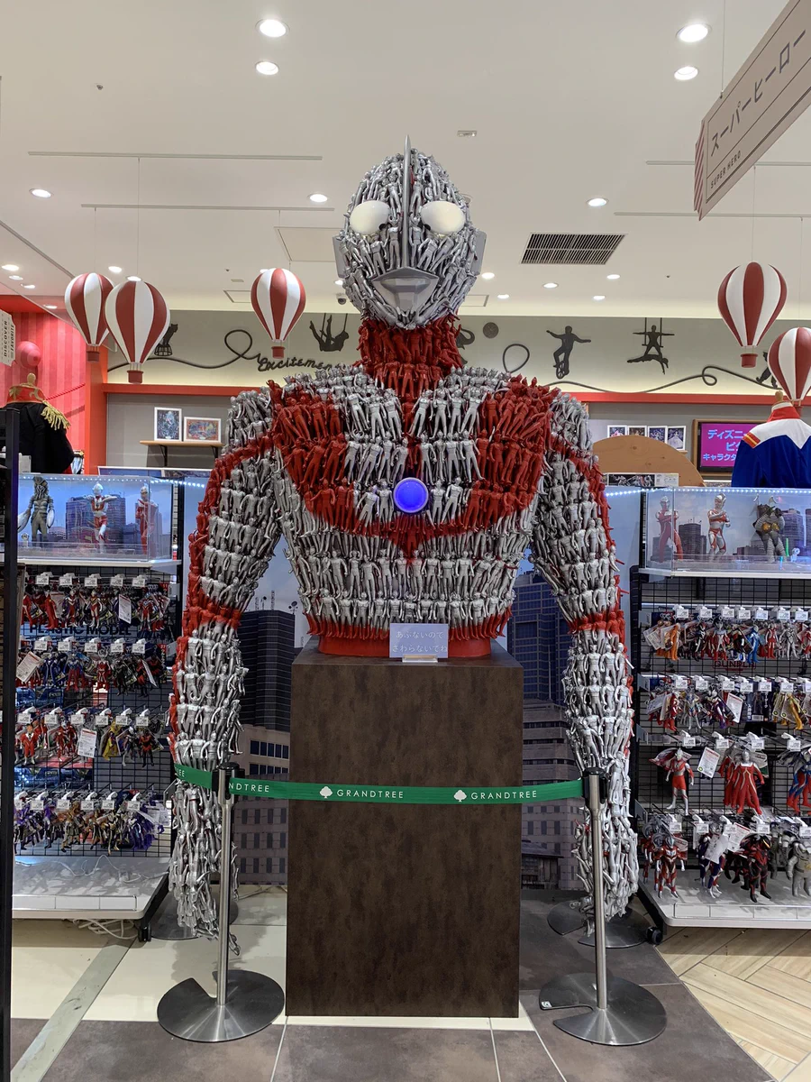 小さなフィギュアから大きなウルトラマンが成り立っているけど？フィギュアの扱いが酷いwww