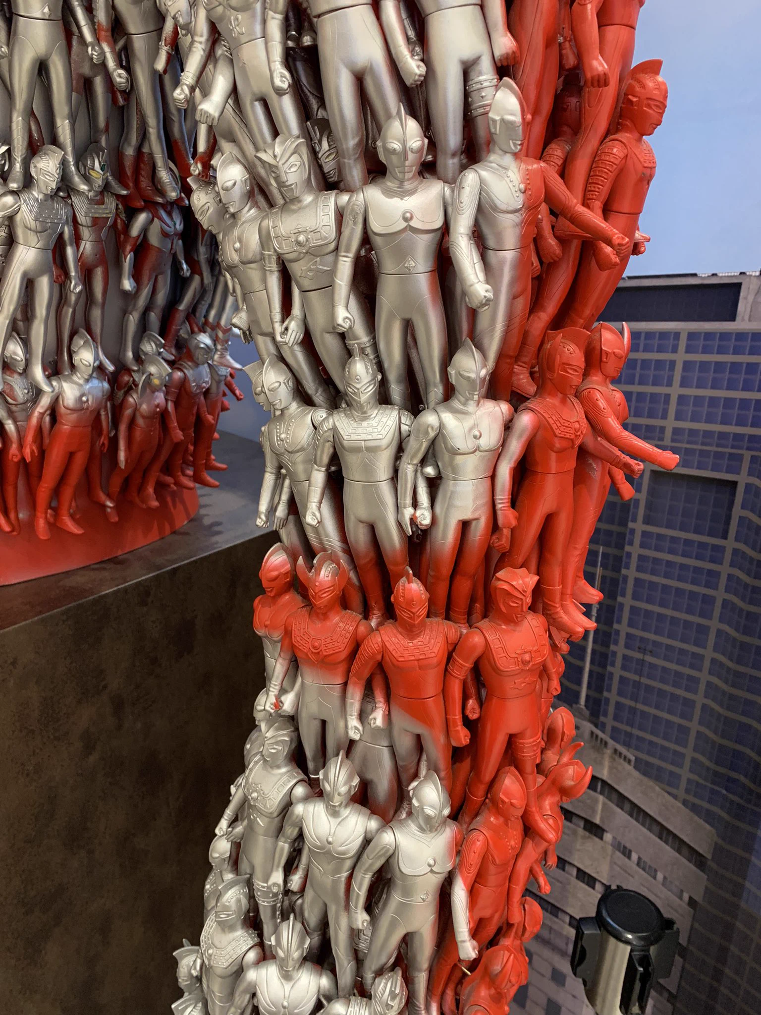 小さなフィギュアから大きなウルトラマンが成り立っているけど？フィギュアの扱いが酷いwww