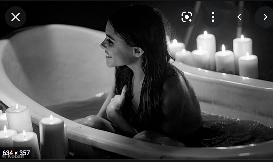 Unknown38177239's tweet photo. Look Madison beer is not weating any clothes. https://t.co/YLrunikiiK