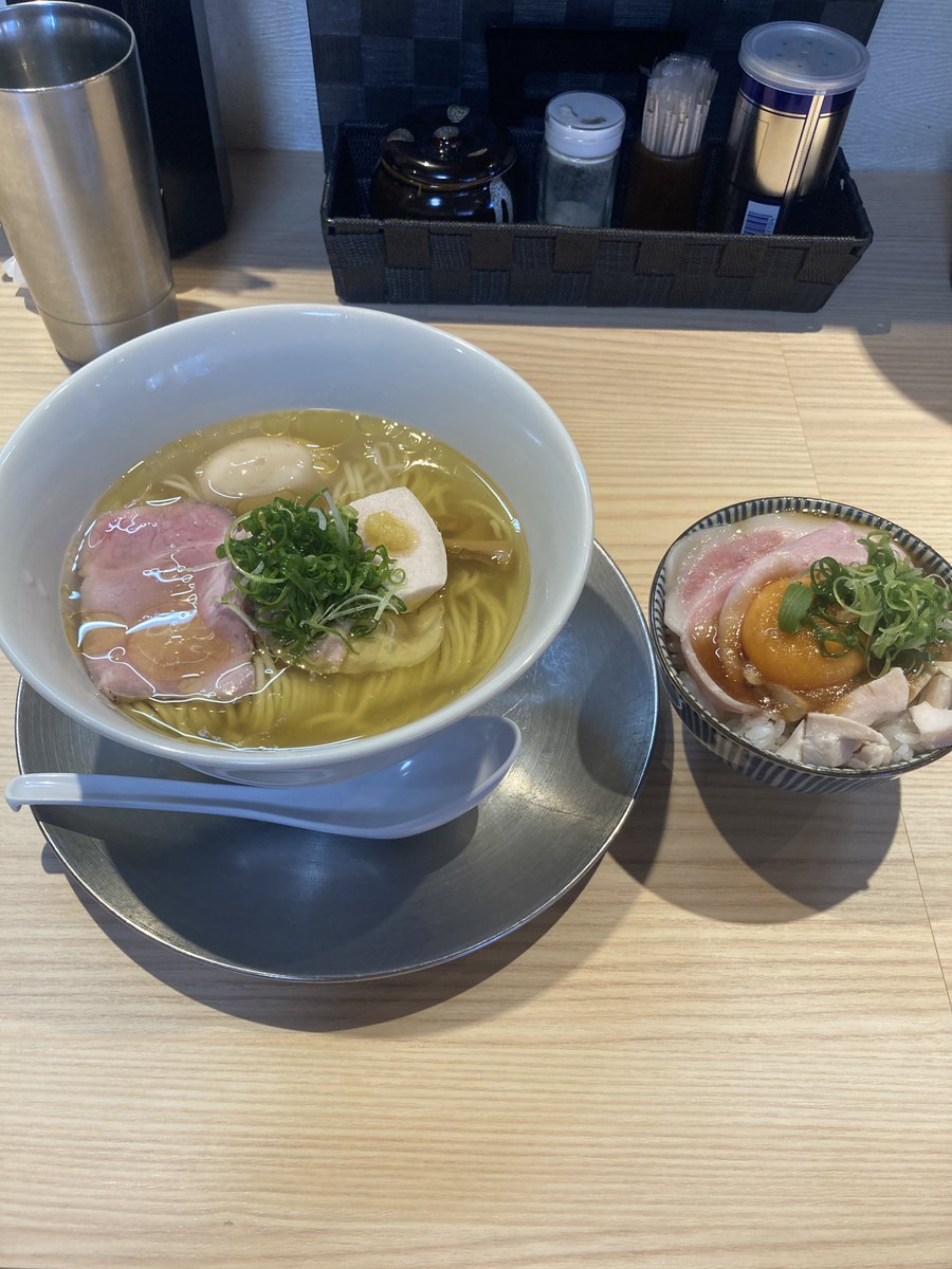 DeviluserKsK's tweet photo. 1日2食ラーメン最高 https://t.co/NhZl5xZyIb