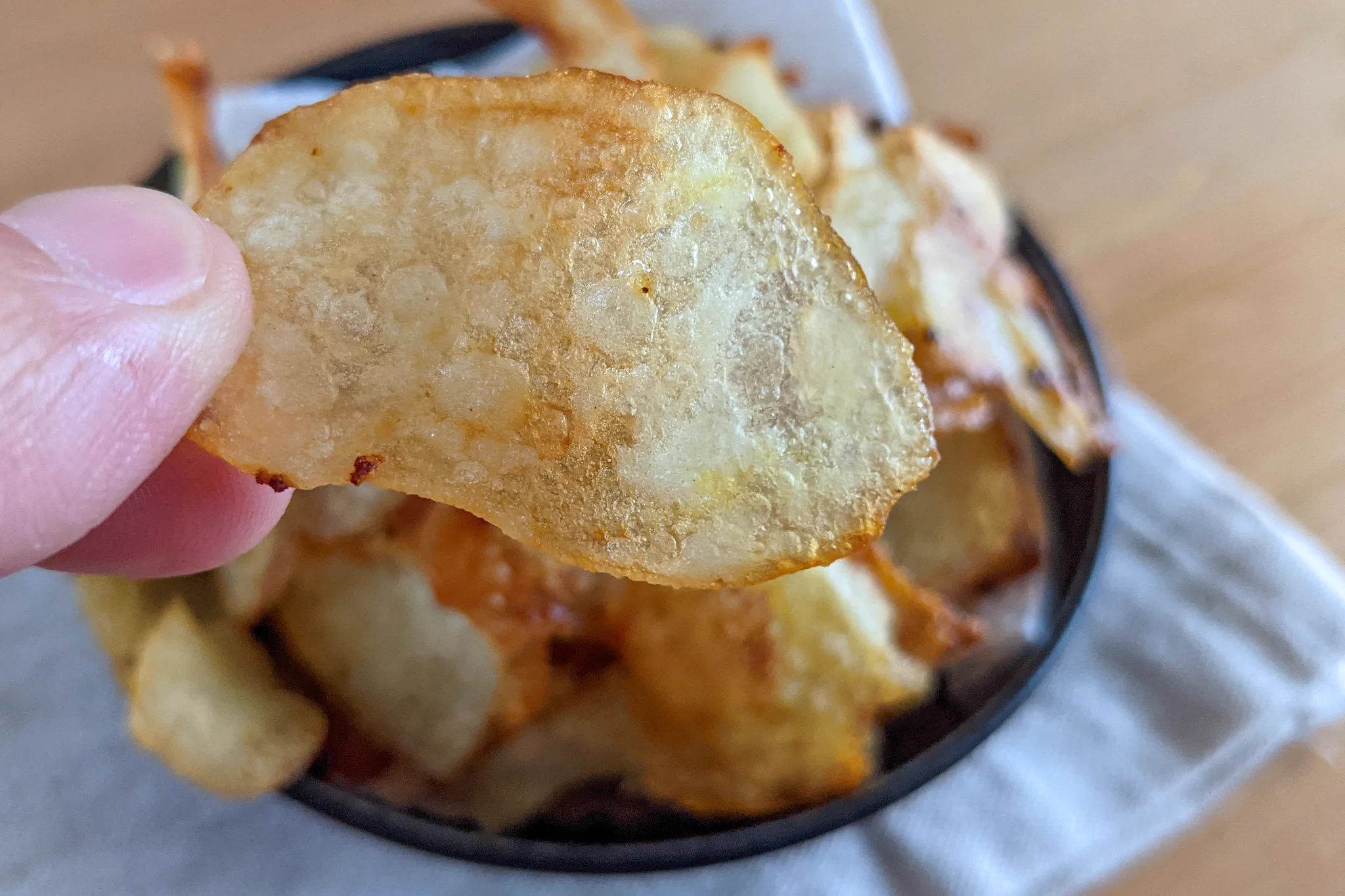 おやつにぴったりそうな一品！コンソメの味付けが美味しそうな、「ポテトチップス」レシピ！