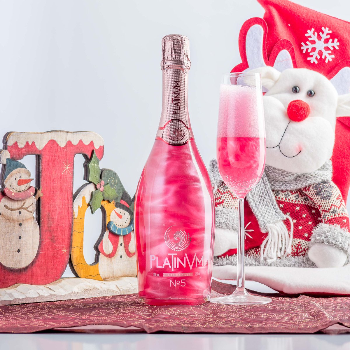 🥂⛄️🍓En unas #fiestas navideñas llenas de ternura y color, no puede faltar #Platinvm n5. Este espumoso delicioso de 🍓y🍃, con bellas olas en agitación, es el favorito de todos. Disponible en nuestra tienda Amazon tanto con cómo sin alcohol. 🥂🎅🍓
.
#navidad #regalosdenavidad