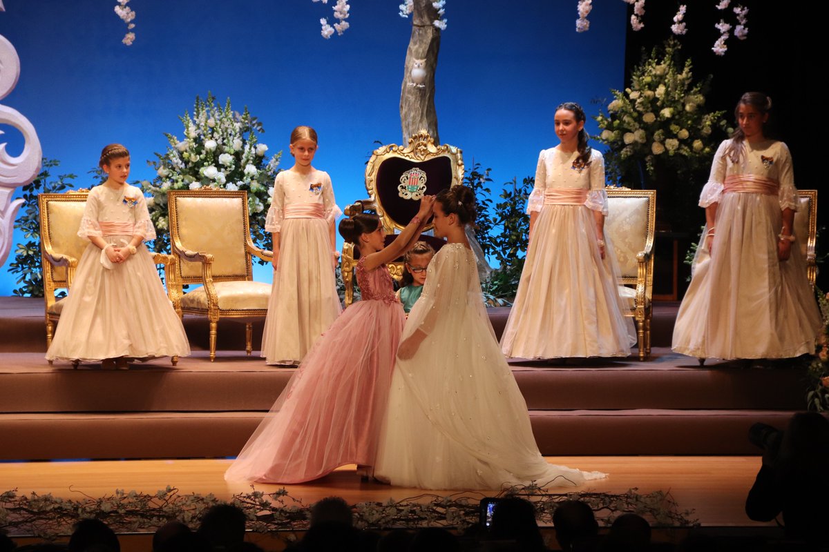 🌸👑 En una cálida y emotiva velada fueron Proclamadas y coronadas las Reinas de las Fiestas y de la Primavera de San Vicente del Raspeig, y sus Cortes de Honor 2022.
 
Enhorabuena, Susana Tafalla y a Teresa Molina, como Reinas de las Fiestas y de la Primavera.