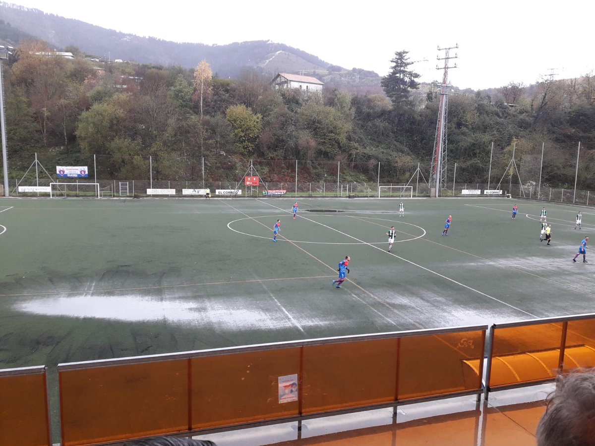 cerratojo's tweet photo. El "campo lija" de La Roseta en @bilbaokirolak @Bilbao_Noticias @bilbao_udala hoy convierte en "campo piscina" en el partido @SDIturrigorri-@abadinoke Urge el cambio de césped. Confiamos en que no haya lesiones graves https://t.co/5pcW2ij7dp