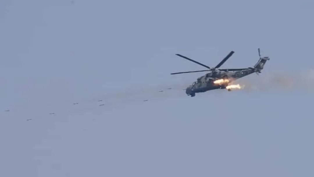 ActivistLittle's tweet photo. In Sagaing's Tabayin Tsp, Nyaunghla Vlg: #MyanmarMilitaryTerrorists attacked with 5 helicopters on Nov 27 noon. 2 people were killed and many villagers have been displaced.

#Nov28Coup #NoFlyZoneInMyanmar 🚫 #WhatsHappeningInMyanmar https://t.co/jIRF9caT4M