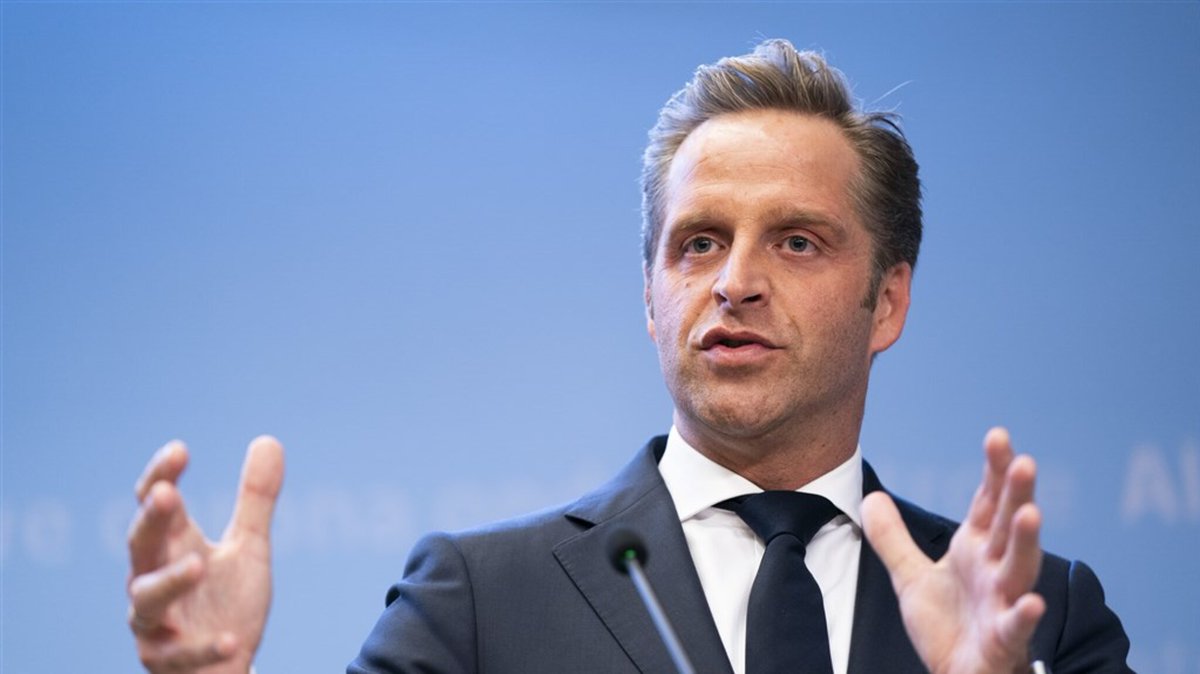 Rond 13.15 uur geeft  coronaminister De Jonge een toelichting over de situatie rondom de omikronvariant | Liveblog rtlnieuws.nl/nieuws/nederla…