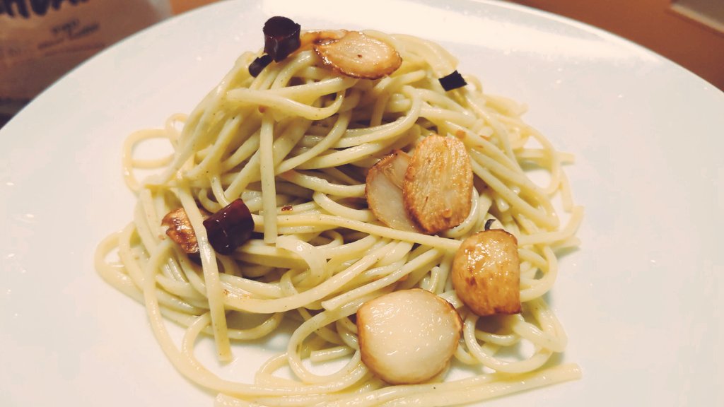 ShoWatanabe619's tweet photo. モリンガペペロンチーノ🌿
モリンガを麺に練り込んだペペロンチーノです。
野菜の取りづらいパスタに栄養プラスで大学生の強い味方🙌
茹でると色が落ちるので、分量上げて改善ですね💪

#MoreLab
#FullnessFood https://t.co/ewB7cVIF8U