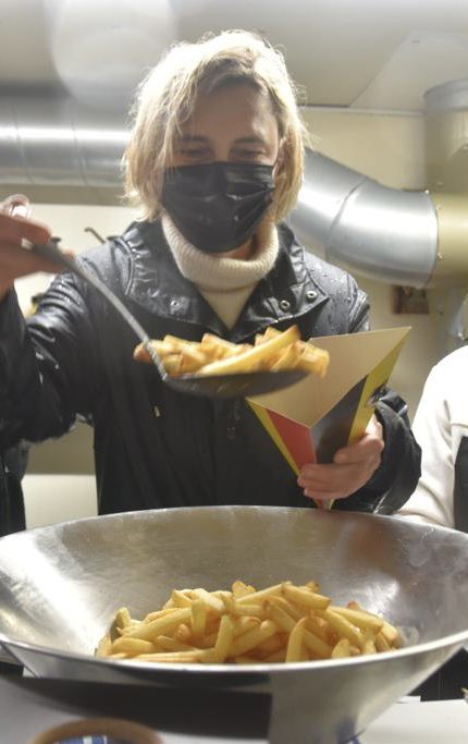 crevits's tweet photo. Goudgele knapperige frietjes. Onze frietcultuur is cultureel erfgoed. We hebben allemaal onze lievelingsfrituur, onze lievelingssaus, onze vaste bestelling, ons vast frietmomentje. Onthulling De Frieteter’ op de Markt van @StadBrugge @dirk_defauw @VLAM­_be #weekvandefriet https://t.co/ulELITWkmm