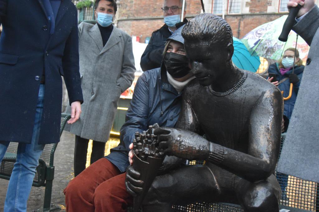 crevits's tweet photo. Goudgele knapperige frietjes. Onze frietcultuur is cultureel erfgoed. We hebben allemaal onze lievelingsfrituur, onze lievelingssaus, onze vaste bestelling, ons vast frietmomentje. Onthulling De Frieteter’ op de Markt van @StadBrugge @dirk_defauw @VLAM­_be #weekvandefriet https://t.co/ulELITWkmm