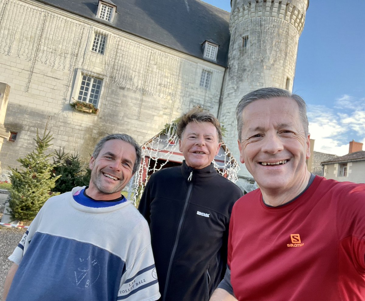 brunobelin's tweet photo. 🔵⚫️🔴 Sortie course à pied ce dimanche matin avec Eric et Didier 
🏃‍♂️🏃‍♂️🏃‍♂️1 degré 
16,0 km en 1h28’ ➡️ Église de Dercé ↗️ Genêton (avec fort vent de face) ➡️ Puy Saboureau ↘️ La Buissonnière 🐎 🌳 ↗️ Monts-sur-Guesnes 
⏱ 10,90 km/h 
Bon dimanche à tous ! https://t.co/ttvLZYEZJi