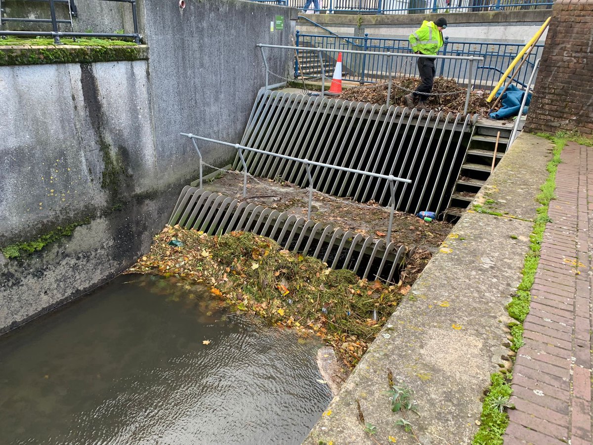 DeTom48's tweet photo. #StourFieldTeam out early this morning removing debris from #Dover #WeedScreen, built up after #StormArwen, reducing levels on the #RiverDour @EnvAgencySE @ADA_updates @Kent_cc https://t.co/21BzekWovH