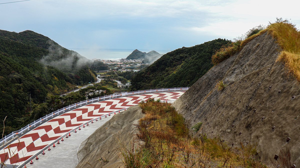 shoki_sigure's tweet photo. ループ橋をこんなにゆっくり見るのは初めてなのでとてもワクワクした。綺麗な道路も好きです。 https://t.co/kysL8YBozG