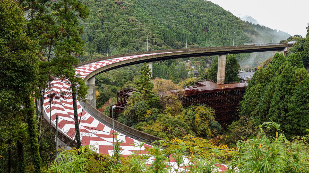 shoki_sigure's tweet photo. ループ橋をこんなにゆっくり見るのは初めてなのでとてもワクワクした。綺麗な道路も好きです。 https://t.co/kysL8YBozG