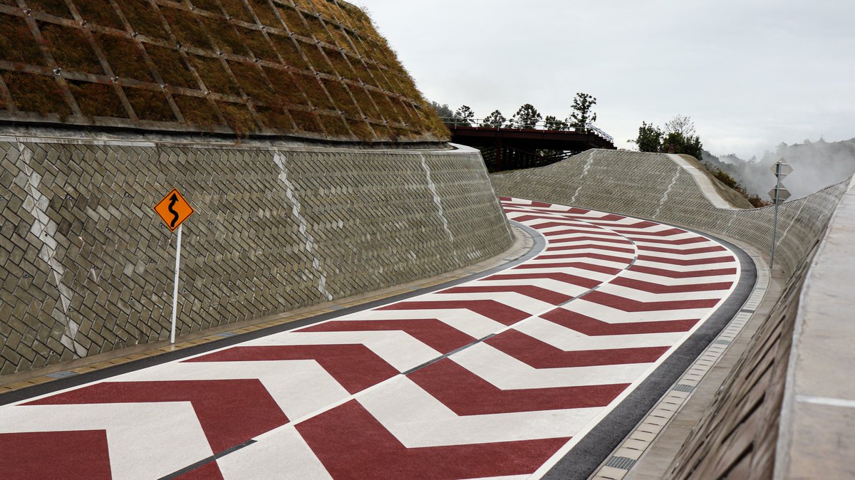 shoki_sigure's tweet photo. ループ橋をこんなにゆっくり見るのは初めてなのでとてもワクワクした。綺麗な道路も好きです。 https://t.co/kysL8YBozG