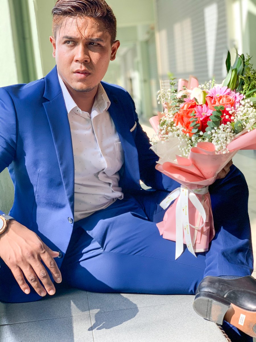 AmeerulAsyraf's tweet photo. I’m single not because I don’t pray for love but...BECAUSE I DON’T PLAY WITH LOVE 🤷🏽‍♂️💙

#28HariMencariCinta
@orangetreeproduction https://t.co/kwZGMsDDzo