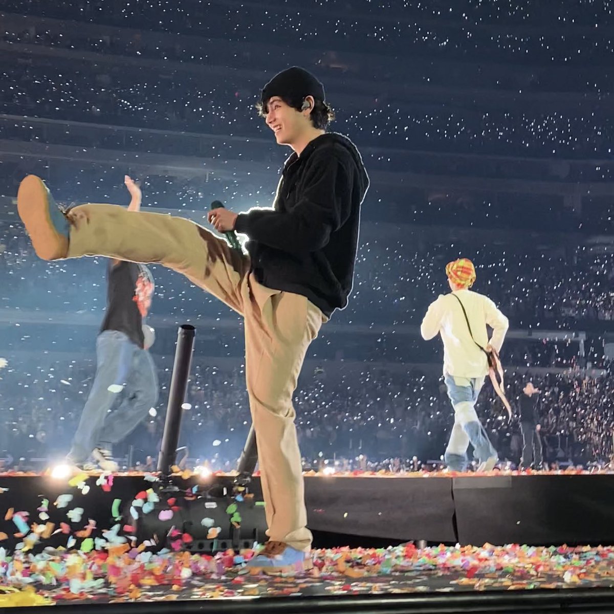 epiphanq's tweet photo. here's the sequence of taehyung hitting the ball to the army😭 https://t.co/RzHl0ylyFI