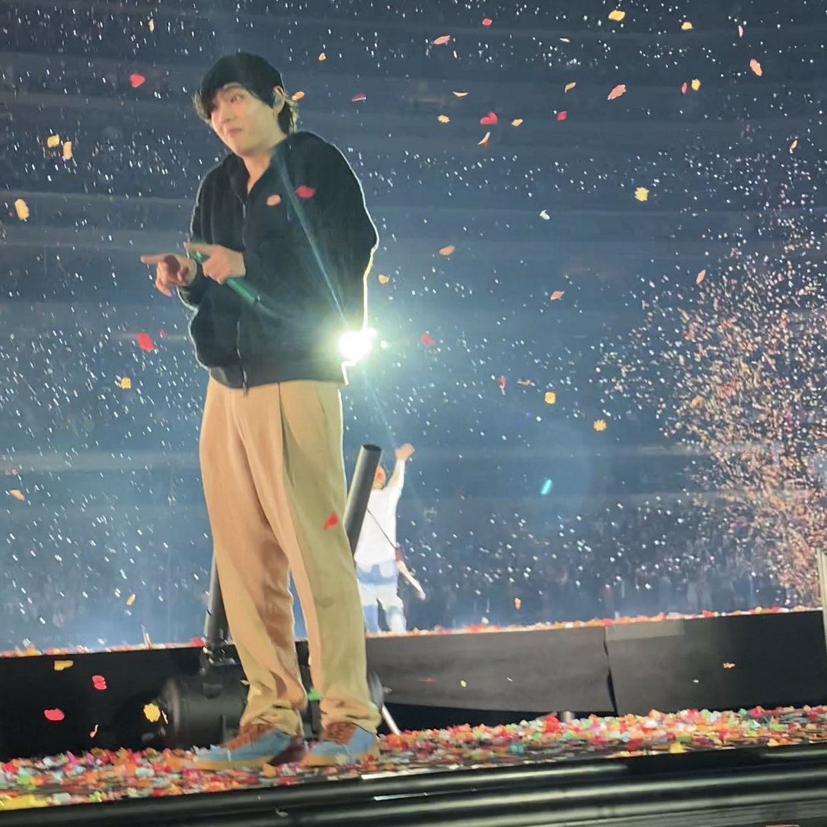 epiphanq's tweet photo. here's the sequence of taehyung hitting the ball to the army😭 https://t.co/RzHl0ylyFI