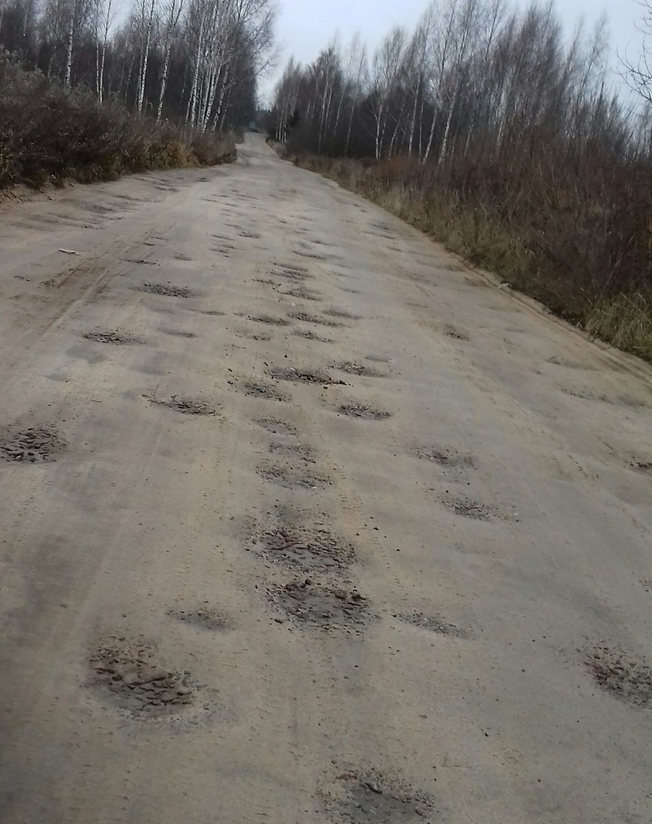 D_Satanoff's tweet photo. Дорога в микрорайон Ульхово в городе #Ярцево. Она же - дорога к храму Петра и Павла и "последний путь для ярцевчан" - здесь находится городское кладбище. Покойников по пути приходится придерживать, чтобы на ухабах не выпрыгивали из гробов. https://t.co/qlYIj2kSwF