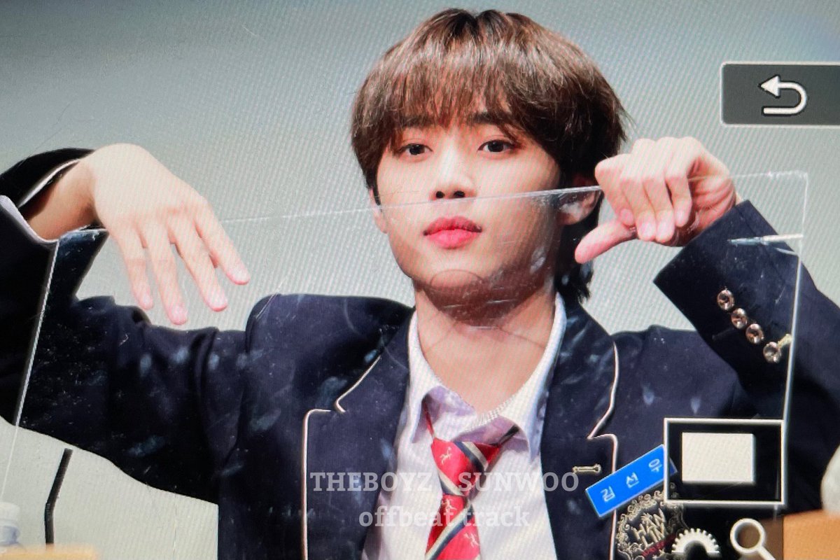 offbeat_track's tweet image. 211128 #선우  #sunwoo #ソヌ $unwoo 아크릴을 탈출한 🦝