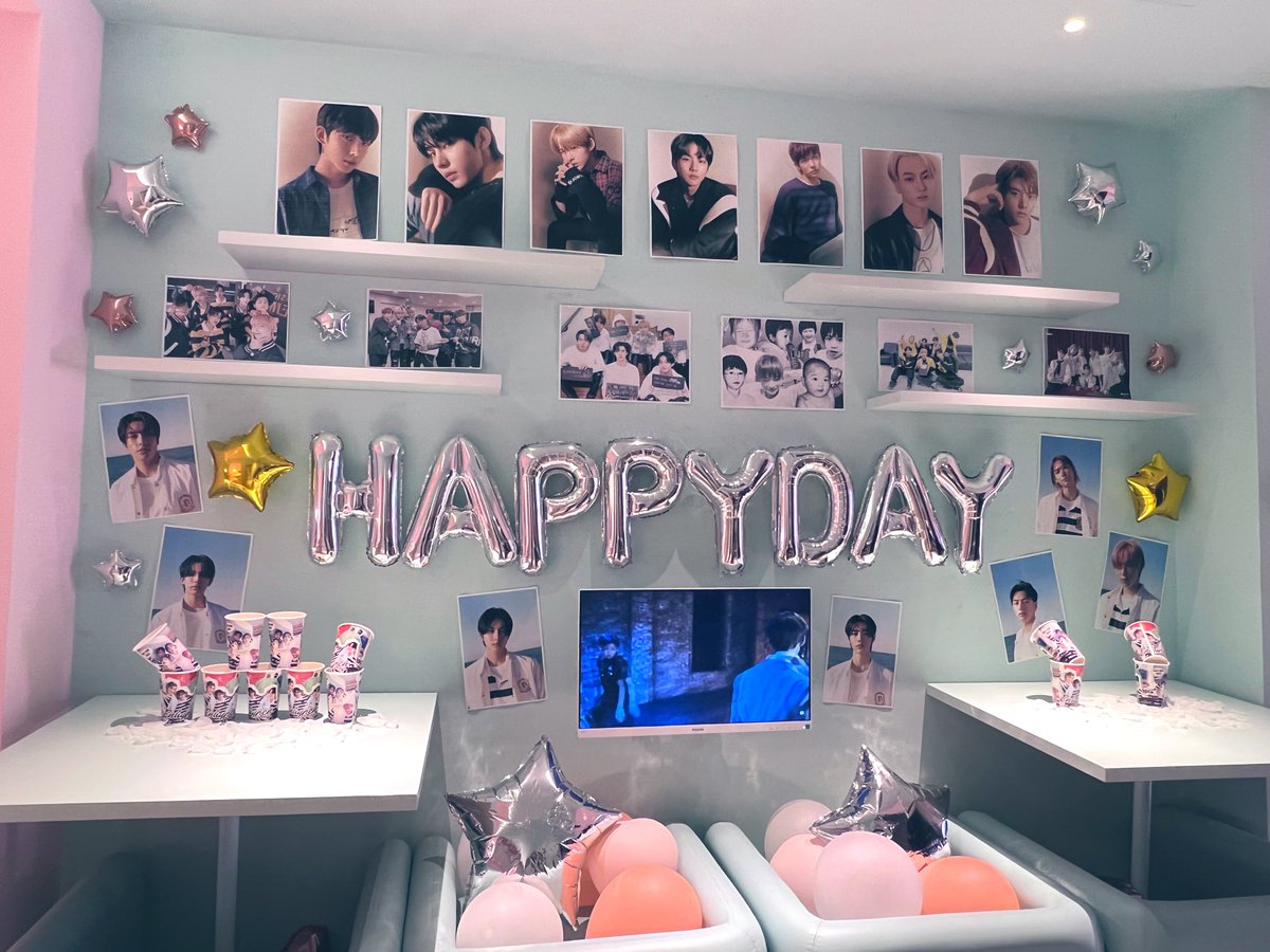 EN_0624's tweet photo. 귀여운 카페 이벤트 일본에서도 개최해 주셔서 너무 감사합니다💕💕
포켓즈를 데리고 놀러갔습니다~🐈🦊
#영원히_함께할_엔하이픈의_1stAnniversary
@1yearwithen_ 
@042610_0204 https://t.co/CRYiFHYTWH