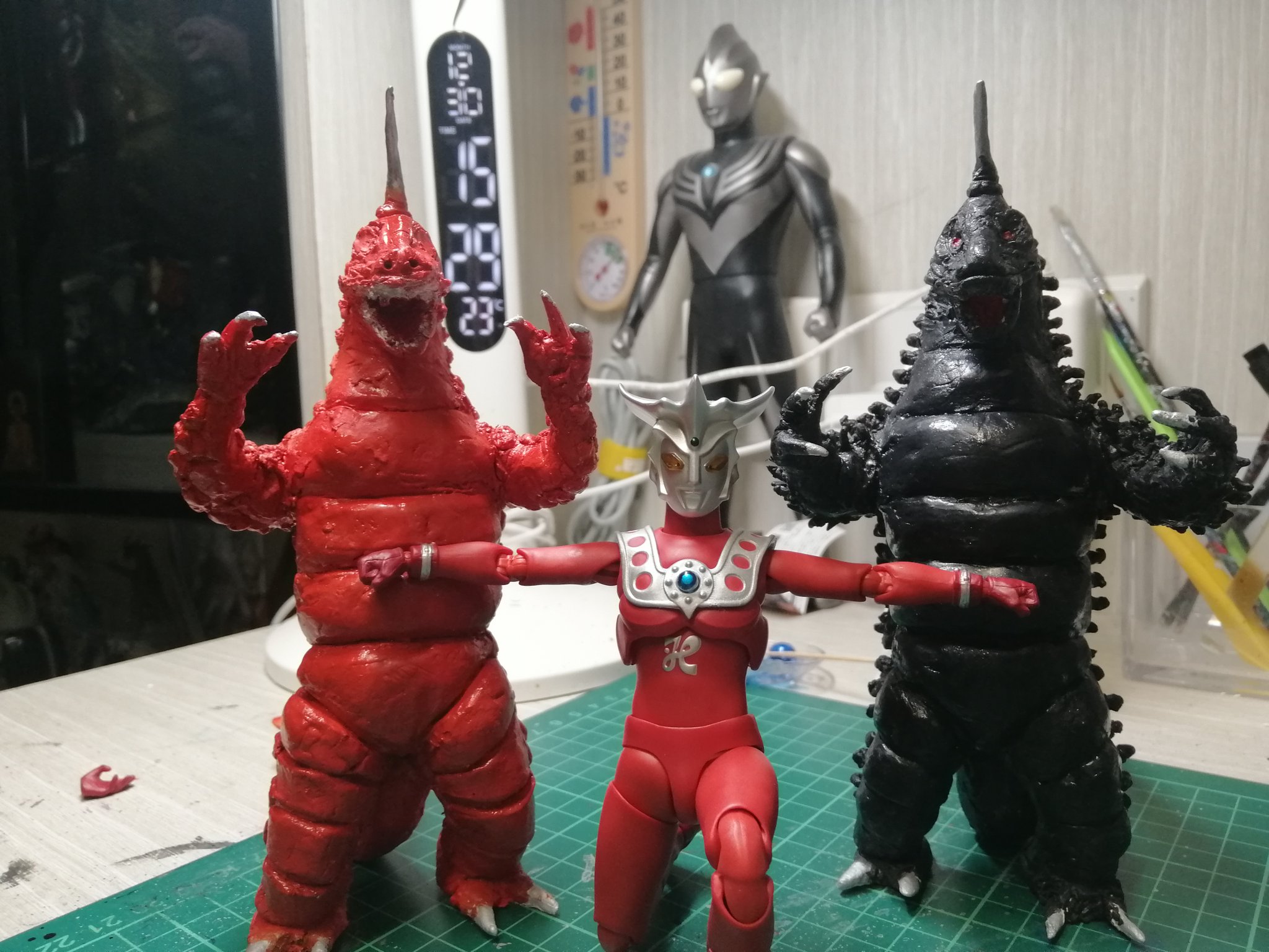 レッドギラスとブラックギラスとマグマ星人