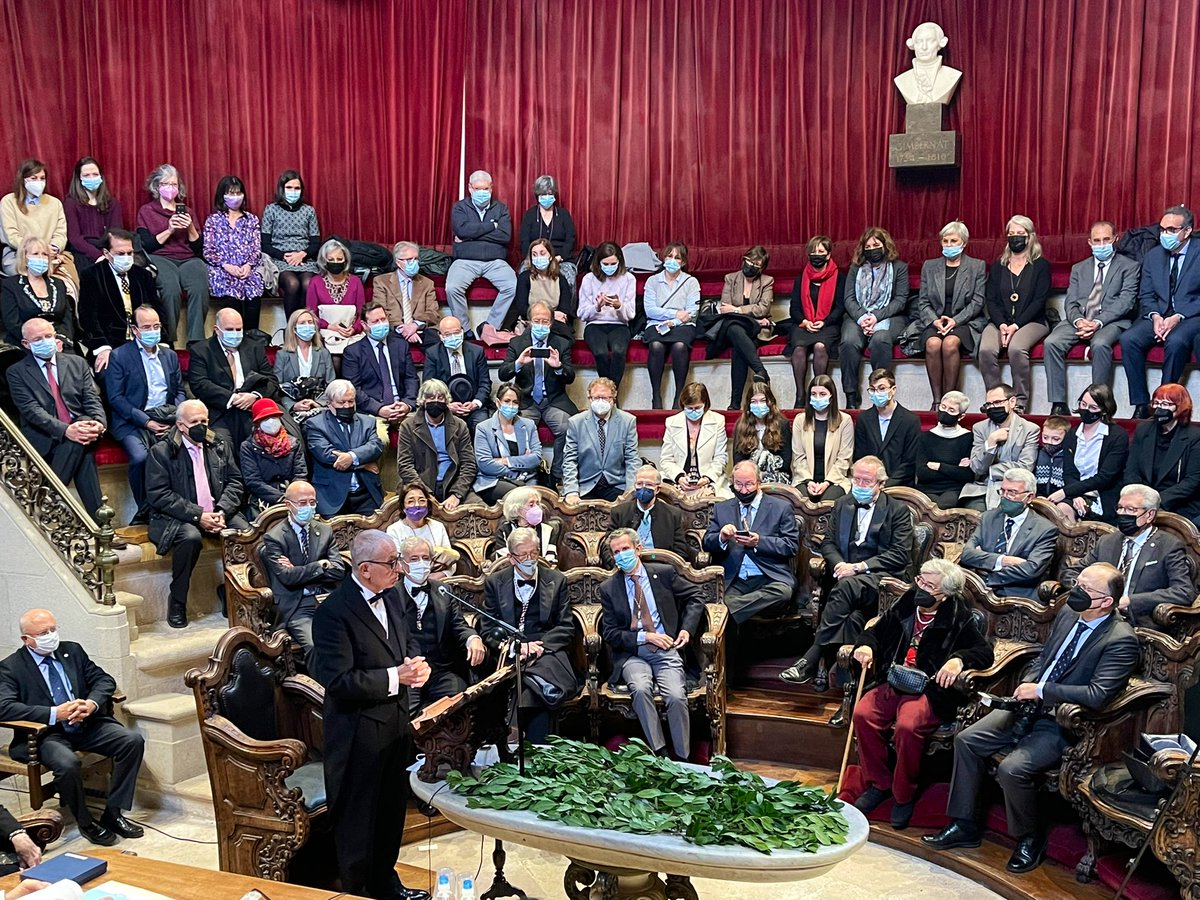 juliomayol's tweet photo. El Prof. Luis Grande, nuevo miembro de la Real Academia de Medicina de Cataluña, con el busto de Antonio Gimbernat https://t.co/s4v2BLDYTQ