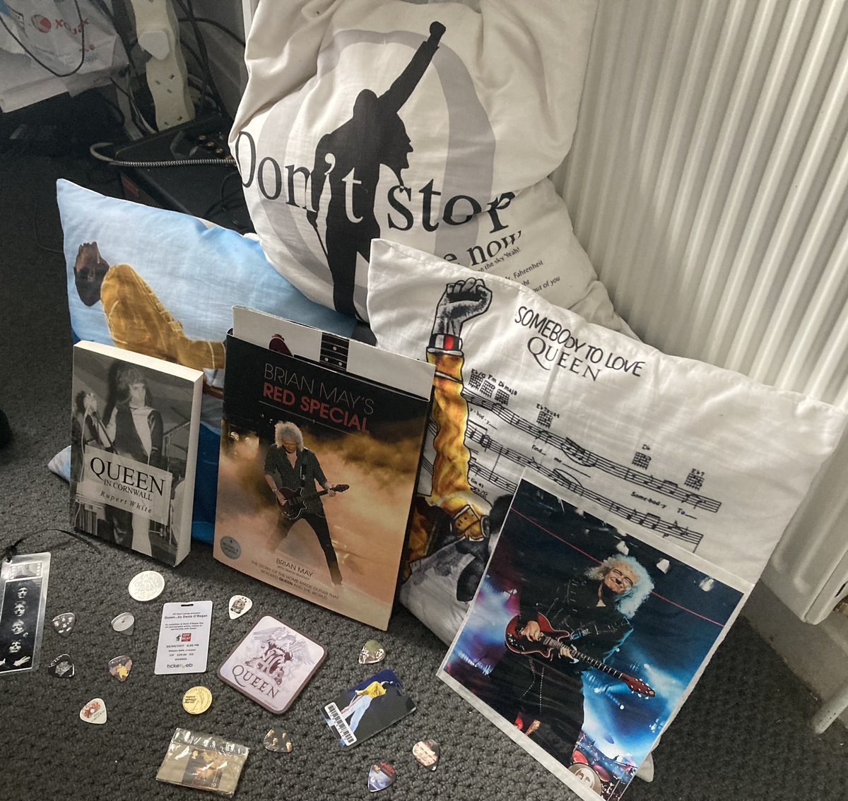 ChrisHigh2's tweet photo. @thequeenpod Just a few bits and pieces I have. The book mark has a still of Freddie singing STL from On Fire At The Bowl (or The Tube gig in 1982, broadcast Jan 2 1983). I have loads of other stuff too and saw Fred 18 times do his thing! https://t.co/rIestmAEPB