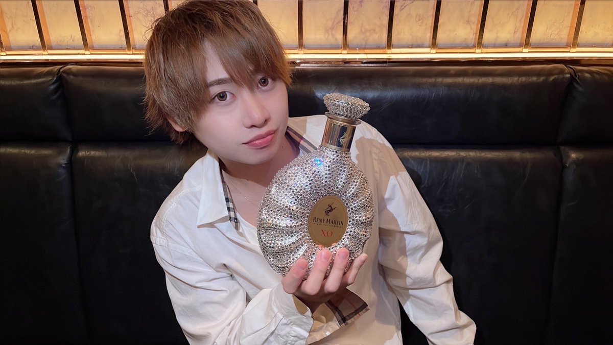 FUYUTSUKIPARTY's tweet photo. 本日もたくさんのご来店ありがとうございました✨

壮絶な混み合いの中、
見事に ＃ラスソン を勝ち取ったのは

可愛い見た目が人気の
＃レミーマルタンデコボトル を入れた

💎蒼月　龍　幹部補佐💎

明日は #11月 締日となっております
お姫のご来店お待ちしてます

#時代はフユツキ
#歌舞伎町
＃2部 https://t.co/J8LIZH7oej