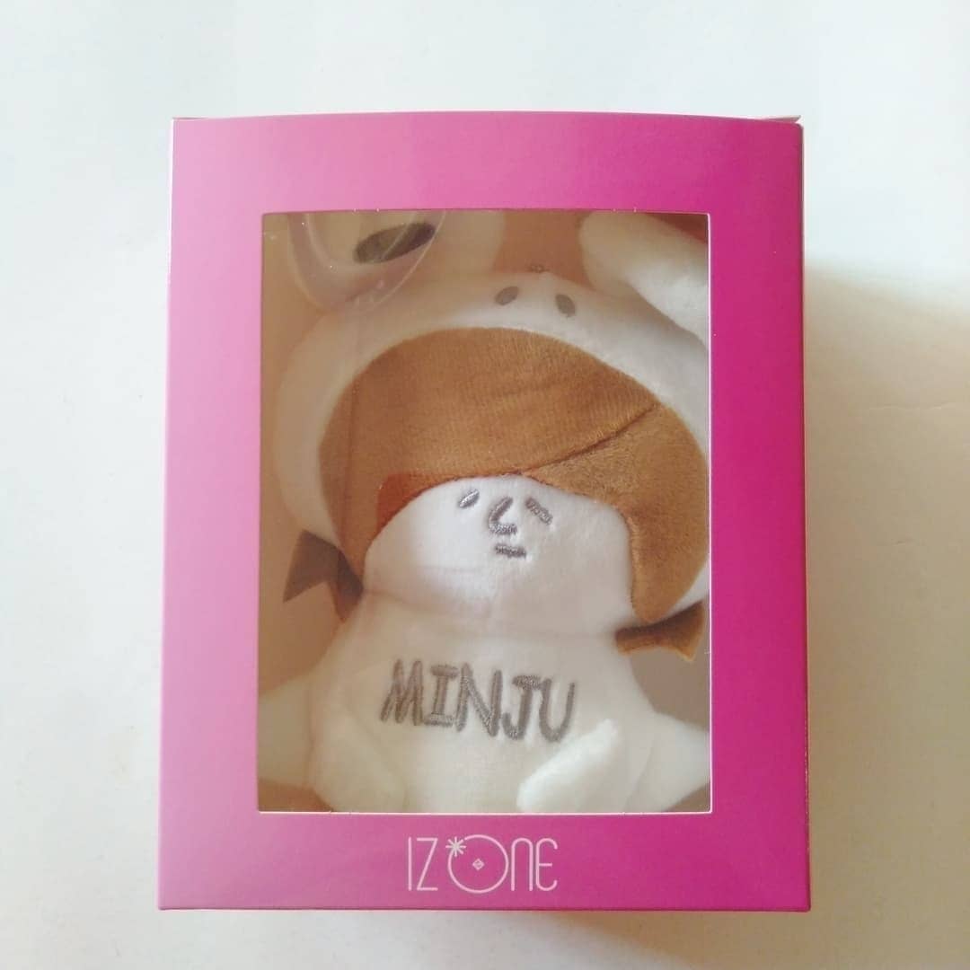 KworldStuff's tweet photo. WTS: IZ*ONE Minju Plush

Rare!
Official &amp; authentic.
From IZONE Japan Official Fan Site.
Minju version.
In excellent condition.

USD $100.
Price exclude shipping &amp; fee.

#wizone #polaroid #sales #wts #sell #sale #wonyoung #Autographed #Album #poster #merchandise #selling #WTT https://t.co/S5a9hLJmzY