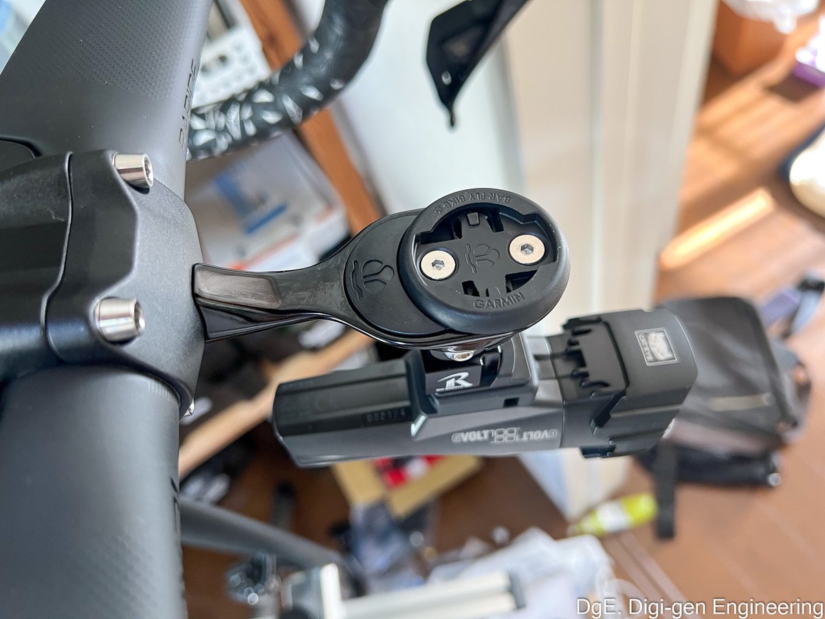 Specialized Tarmac SL7には最初からサイコンマウント(各社用)とその下