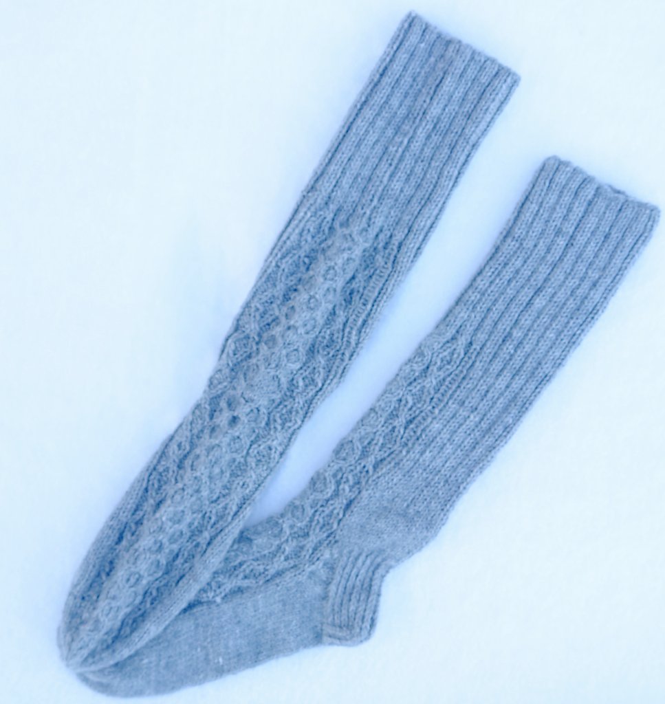 KirsiOjanpera's tweet photo. Hope these socks keeps my dad's toes warm.
Toivottavasti nämä sukat pitävät iskän varpaat lämpöisenä.
#neuloosi #villasukat #palmikkosukat #woolsocks #cablesocks #seiskaveikka #neulontaonmunjuttu #knittingtwitter #neulonta #knittin #novitaknits #knittingisthenewyoga https://t.co/DzoZUQZUgg