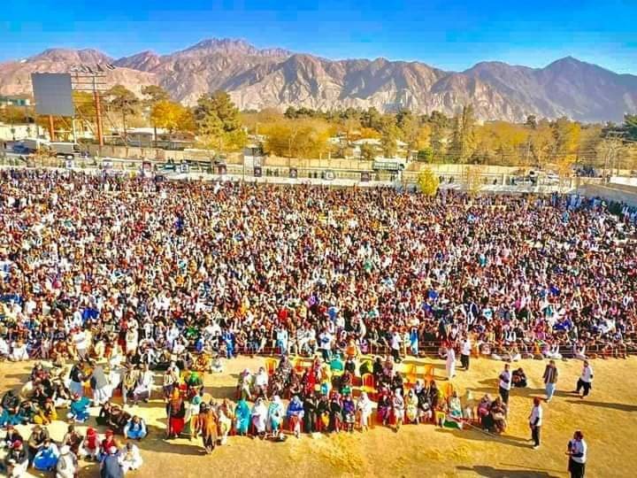 Najmuddinwazir1's tweet photo. ہماری تاریخ میں منظور پشتین کا نام سنہری حروف میں لکھا جائےگا یہ عظیم آدمی قوم کی بے لوث خدمت کر رہا ہے۔آج کوئٹہ جلسہ میں دنیا کو کیا پیغام دے رہاہے۔؟صرف آمن اور آمن کا پیغام۔
@ManzoorPashteen
تم سلامت رہو ہزار برس
ہر برس کے ہوں دن پچاس ہزار۔
#ReleaseAliWazir
#ReleaseActivists https://t.co/fmQWkzpVpV