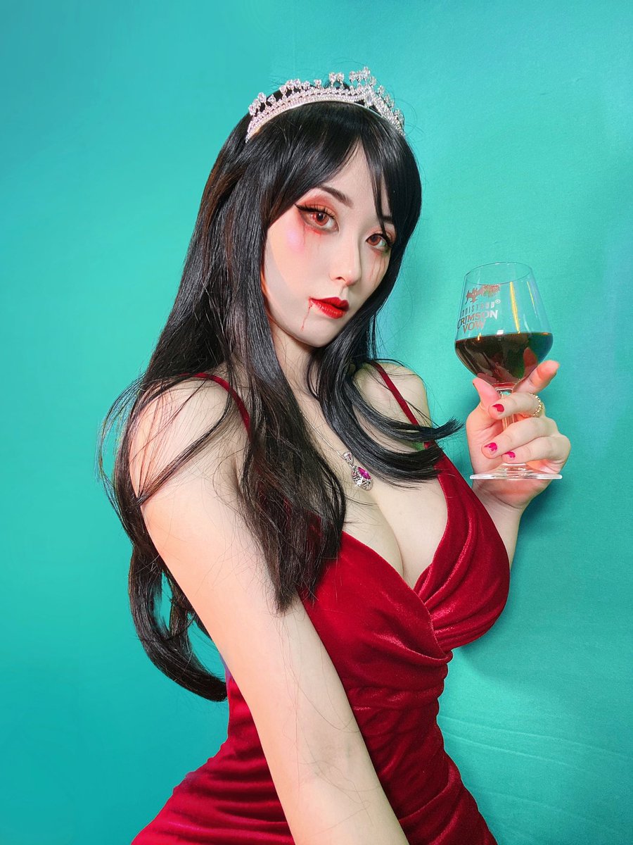 larochefort11's tweet photo. Vampiric Bloodline? YES. I feel excited to share my unboxing video of Magic:The Gathering CRIMSON VOW🩸🧛‍♀️✨ Edition. Coming soon on my FB/YouTube/IG!

More info —> https://t.co/CZj2roIByM 

 @MTG_Arena https://t.co/nxy64VxuTi