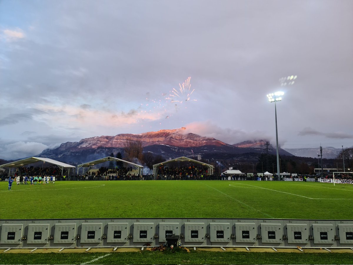 Nicolas_Fillon's tweet photo. ⚽️#AJA🔵⚪
#CSFAJA épique. 2°. Pelouse rugby amochée. Commentaires debout bord terrain pas centré. Angle de vue bouché par un banc. @QFJ89 @gauthier_hein @BiramaToureOff qui font coucou. Escalade d'une porte refermée à la mi-tps, 1' de 2nde période ratée. 10 buts. Et 🎆.
#TeamAJA https://t.co/8hZyYb2PkL